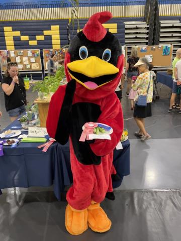 El cardenal de Abingdon en la feria del condado de Arlington con plantas premiadas del jardín de Abingdon