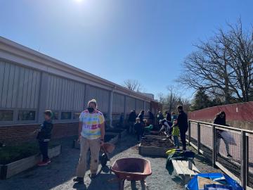 Volunteers moving woodchips at the Abingdon Garden